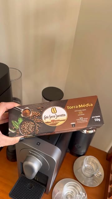 Caixa de cápsulas Torra Média sobre a máquina de café