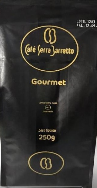 Pacote preto de Café Serra Barretto Gourmet torrado e moído, 250 g